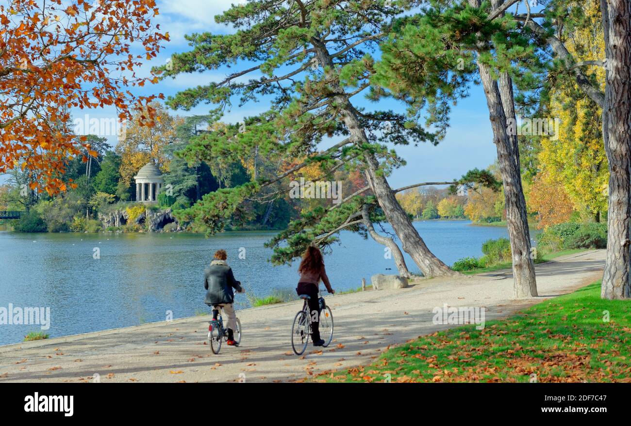 France, Paris, le Bois de Vincennes, à l'automne, le lac Daumesnil Banque D'Images