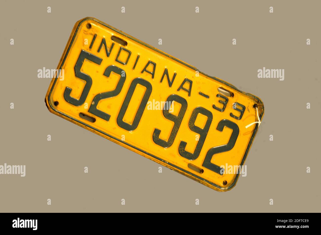 la plaque d'immatriculation de l'ancienne automobile de 1939 indiana est suspendue au mur Banque D'Images