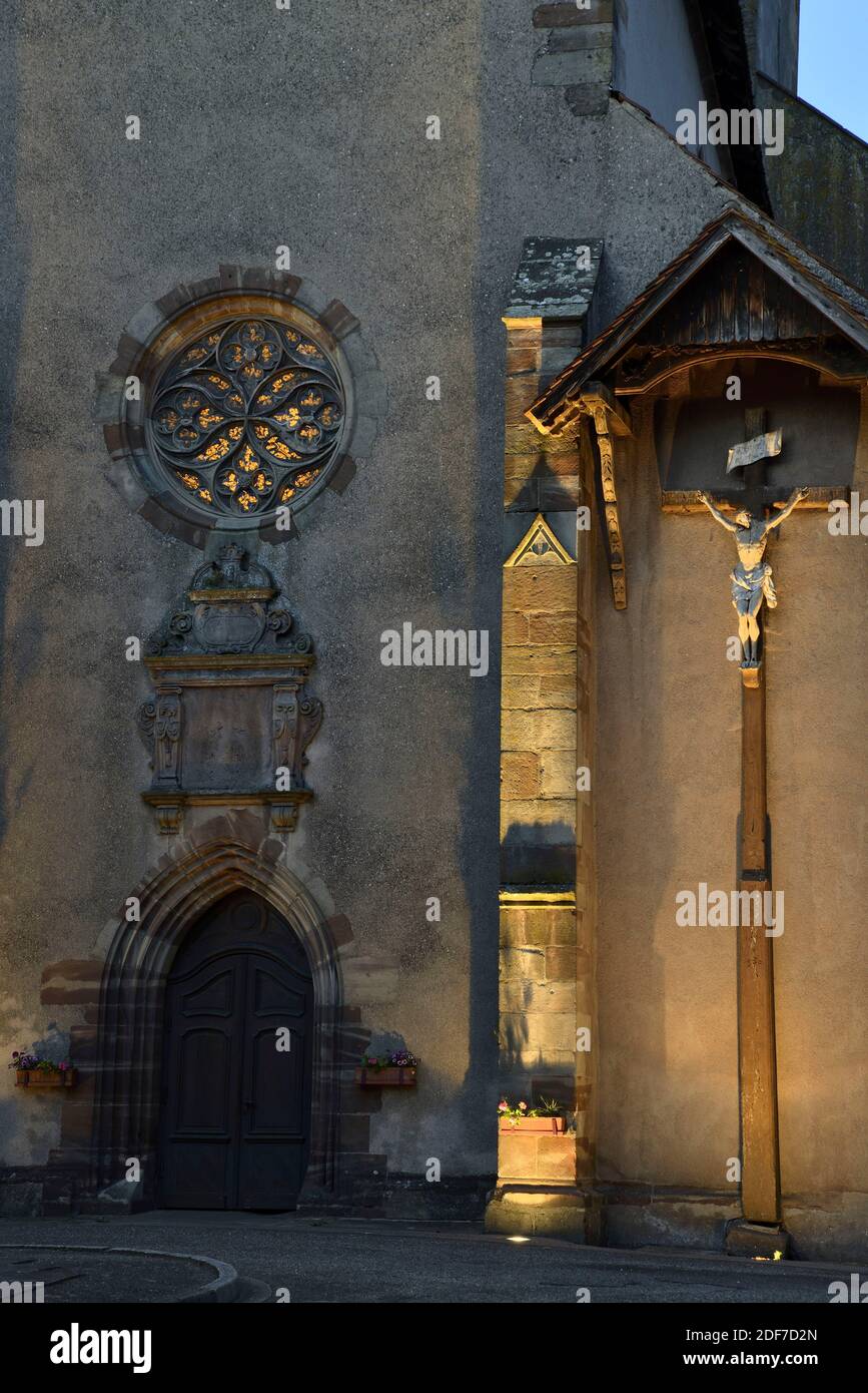 France, Moselle, Fenetrange, place Marcel Dassault, église Saint Remy du XVe siècle, portail, fenêtre rose, console de 1616, croix Banque D'Images