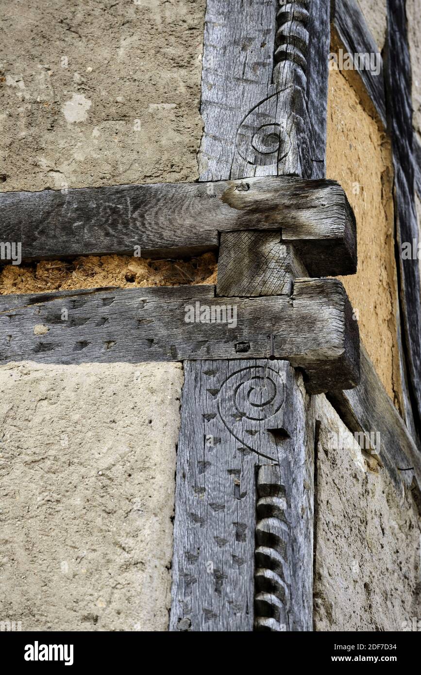 France, Moselle, Fenetrange, rue de l'Hospice, maison à colombages du XVIe siècle, la plus ancienne du village, poste d'angle sculpté Banque D'Images