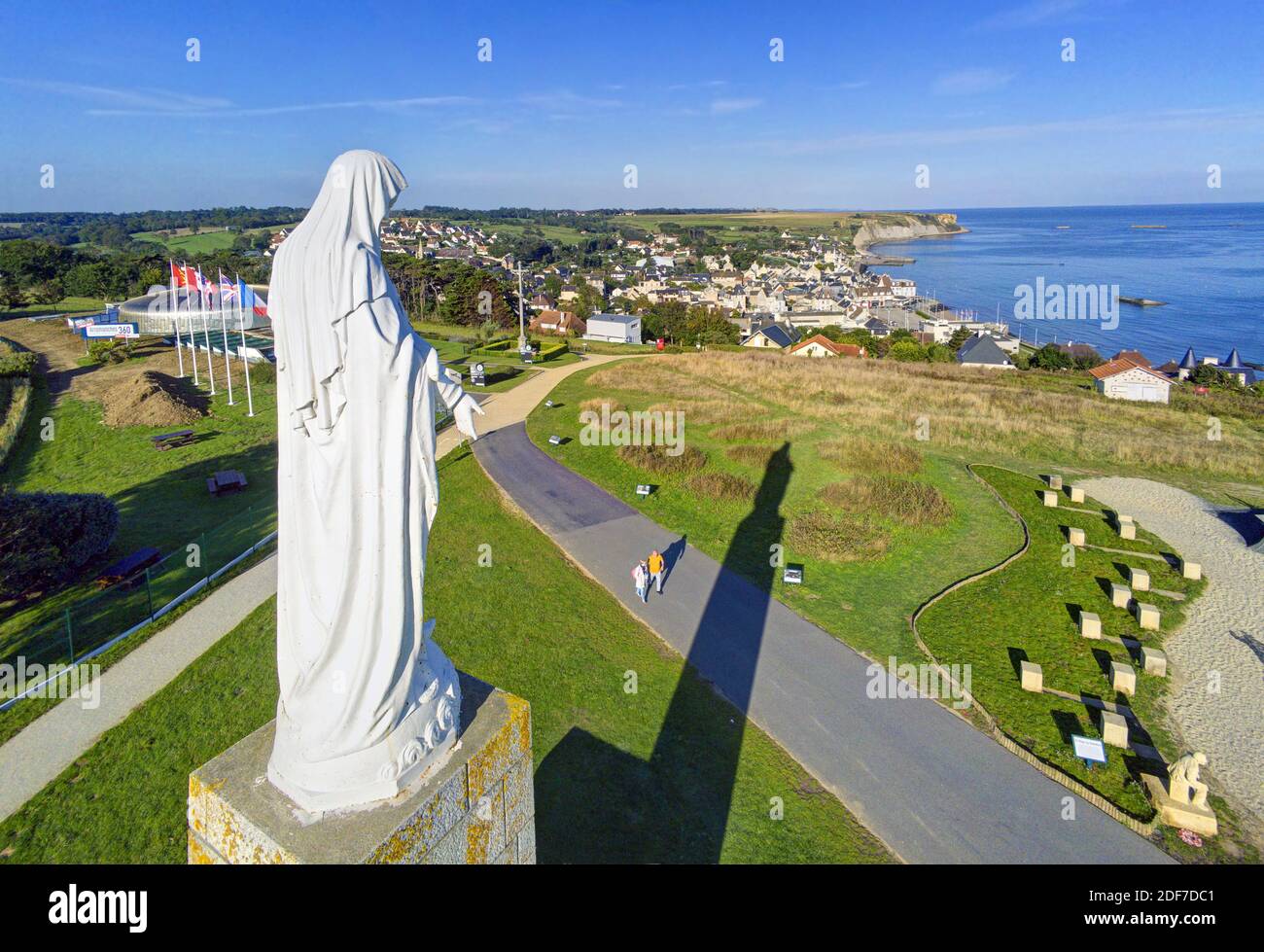 France, Calvados, Arromanches-les-bains, la statue de la Vierge Marie érigée en 1911 au-dessus du port artificiel du jour J (vue aérienne) Banque D'Images