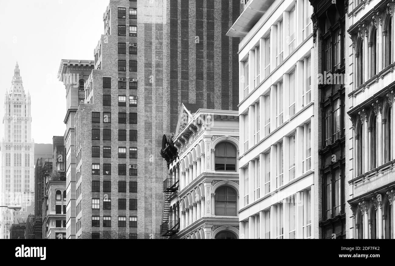 Photo en noir et blanc de l'architecture diversifiée de New York, États-Unis. Banque D'Images