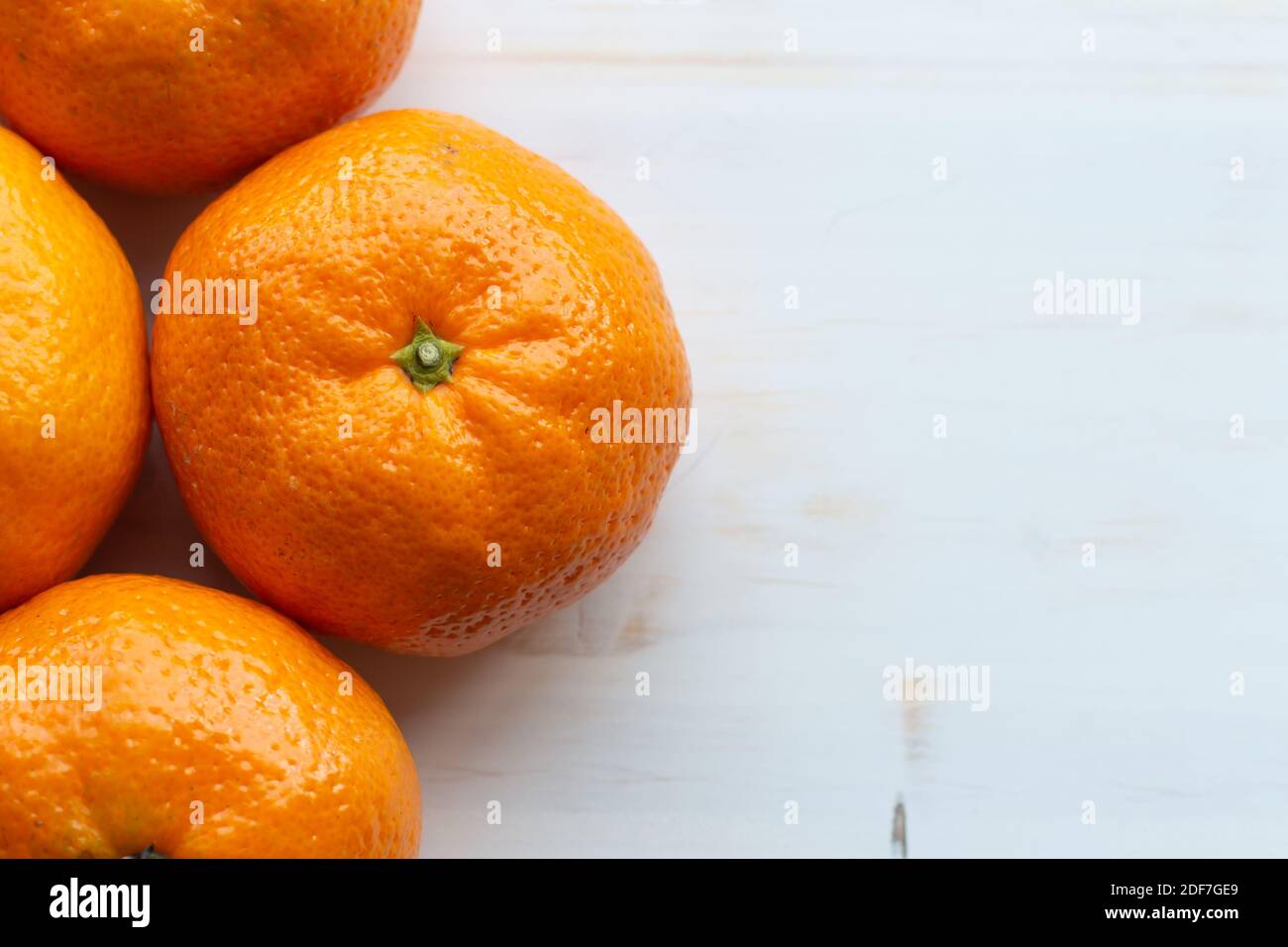 Mandarines sur fond de bois blanc, agrumes sur fond avec espace de copie Banque D'Images