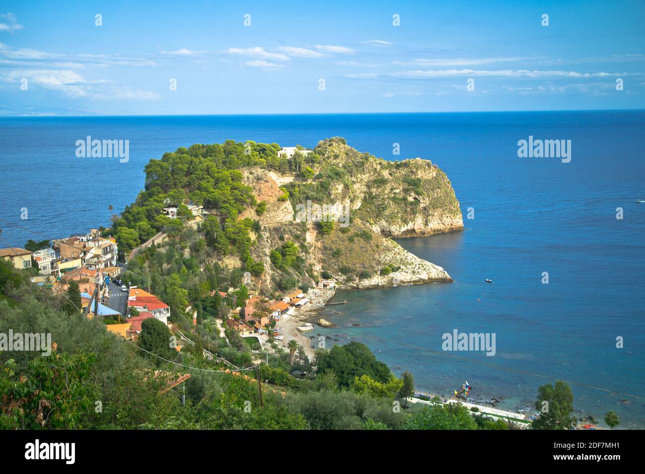 Taormina est une ville au sommet d'une colline sur la côte est de la Sicile. Il se trouve près de l'Etna, un volcan actif avec des sentiers menant au sommet. Banque D'Images