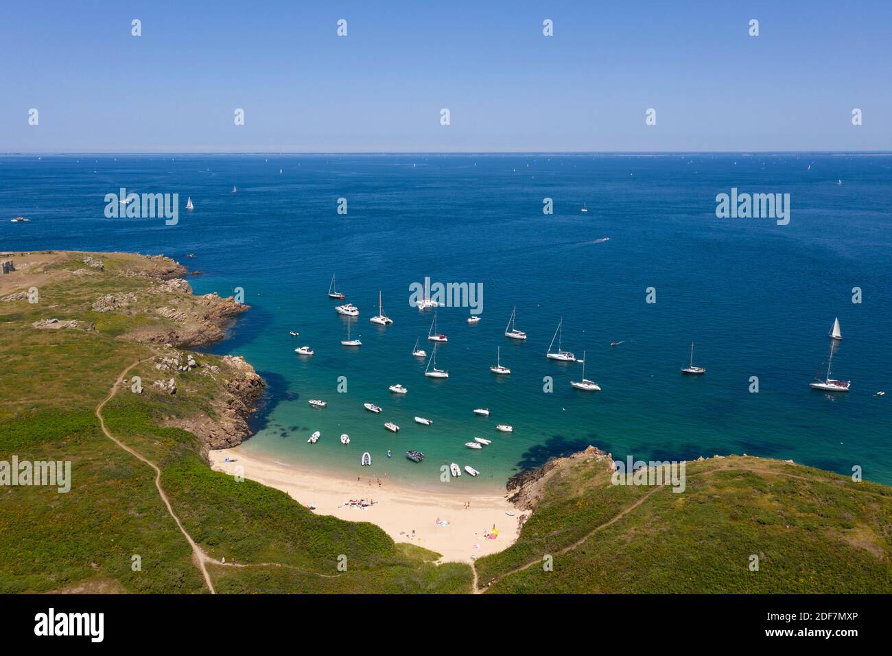 France, Morbihan, Houat, Ile Houat, Porh Halai anse, crique et bateaux (vue a?rial) Banque D'Images