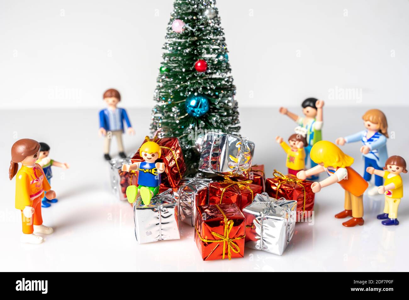 CREMONA, ITALIE - DÉCEMBRE, 2020: Playmobil standard famille ayant une fête  de Noël sur fond blanc. Playmobil toy Line existe depuis 1975 et est pr  Photo Stock - Alamy