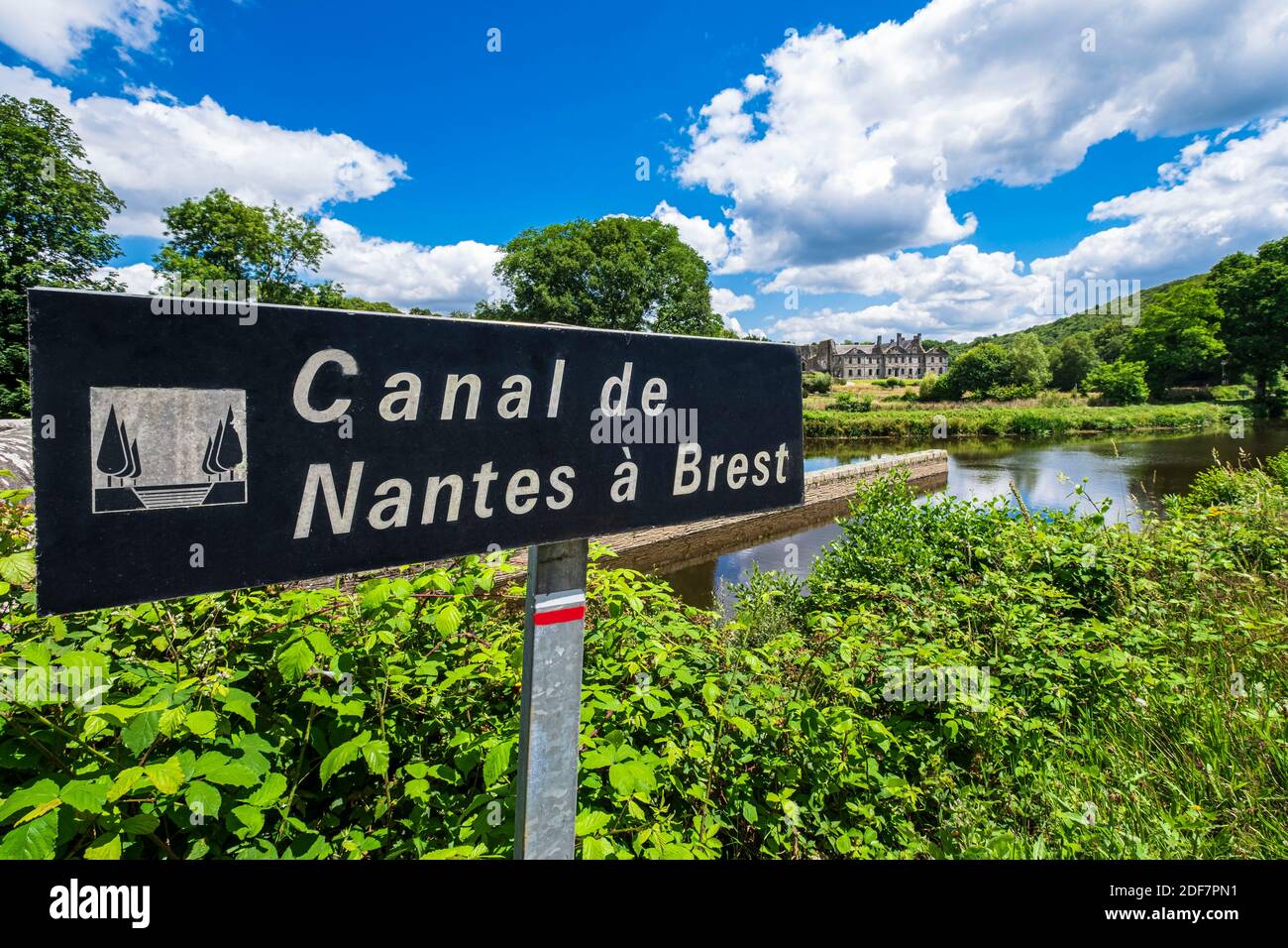France, Côtes-d'Armor, Saint-Gelven, Canal de Nantes à Brest, abbaye  notre-Dame de bon-repos en arrière-plan Photo Stock - Alamy