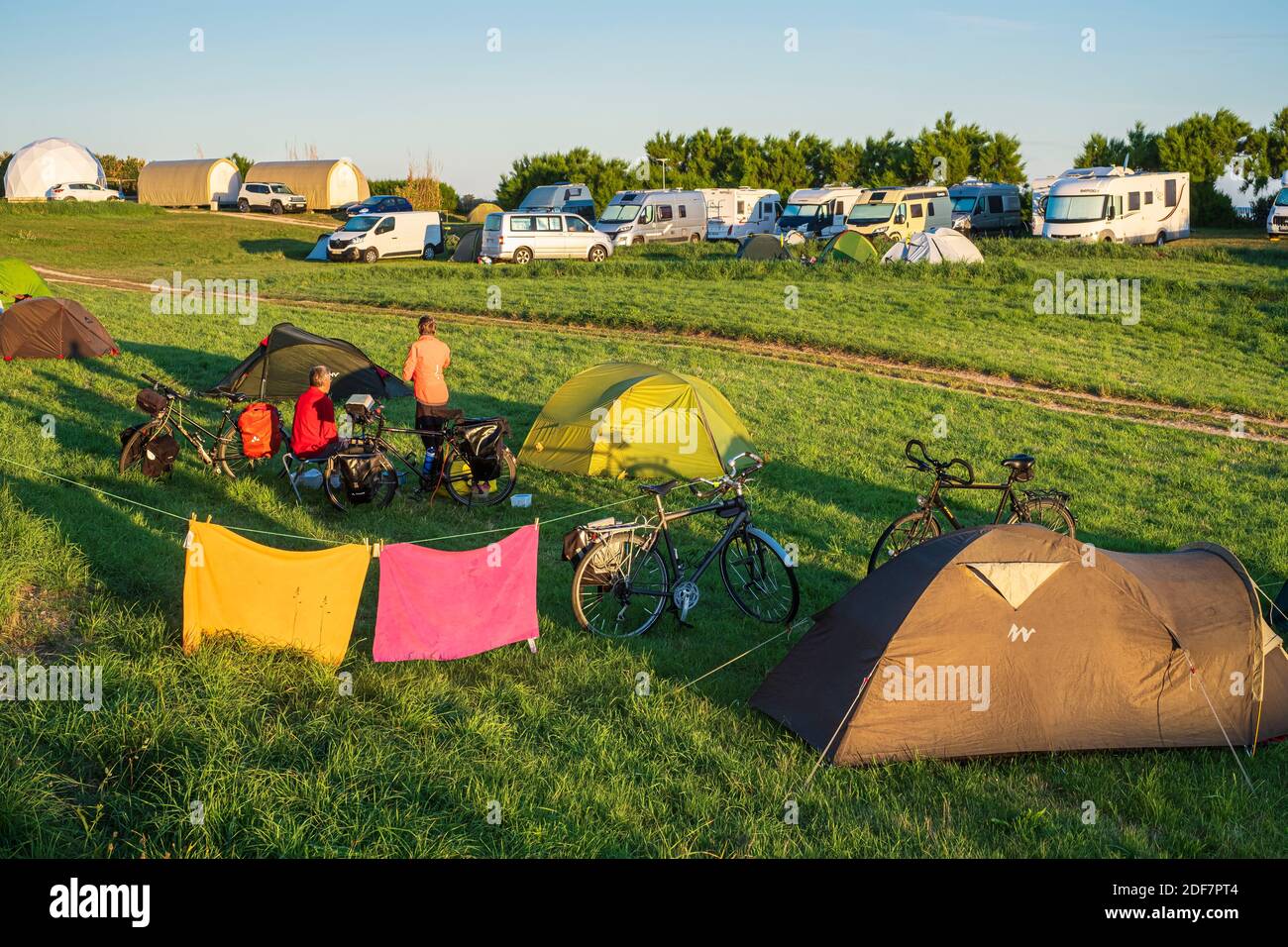 France, Finistère, Roscoff, aux 4 Camping Saisons, cyclistes le long du  Velodyss?e (EuroVelo 1 Photo Stock - Alamy