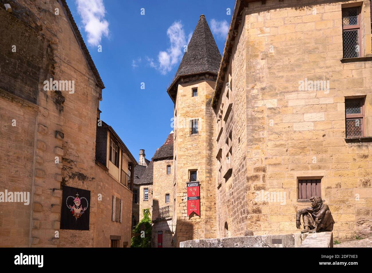 France, dordogne, Périgord Noir, vallée de la dordogne, Sarlat la Caneda, Le Manoir de Gisson et Le Badaud sculpture de Gérard Auliac Banque D'Images