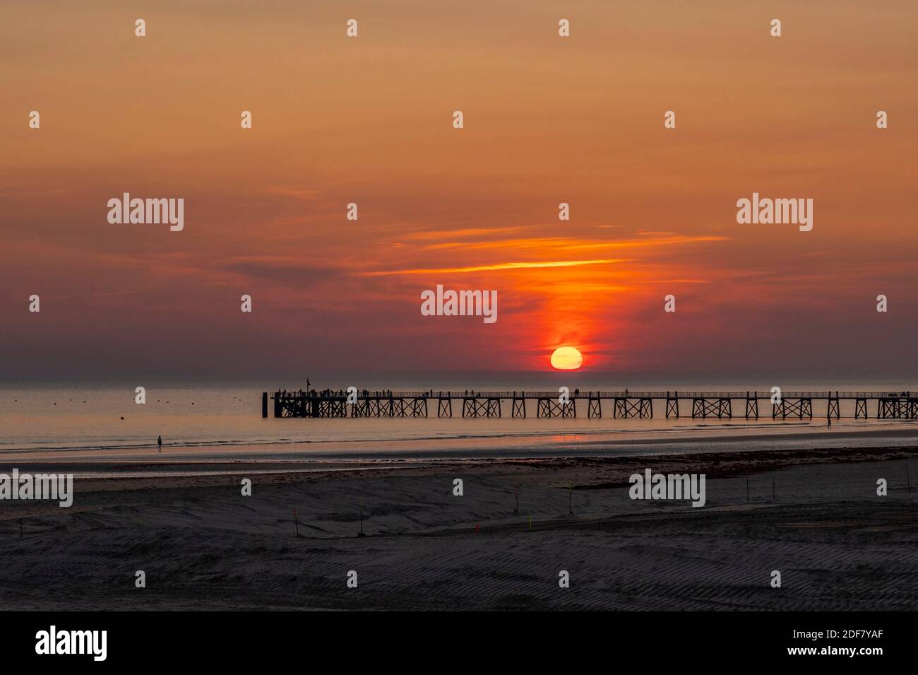France, Vendée, Saint-Jean-de-Monts, coucher de soleil sur la plage et la  grande jetée appelle Estacade Photo Stock - Alamy