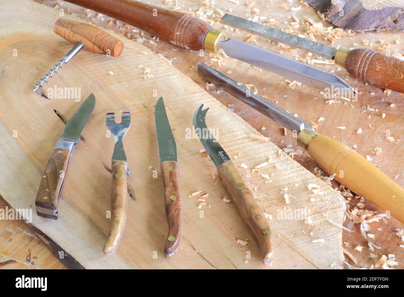 France, Isere, la Sone, atelier de Gerard Ollivet Besson qui fabrique des objets en bois de noyer Banque D'Images