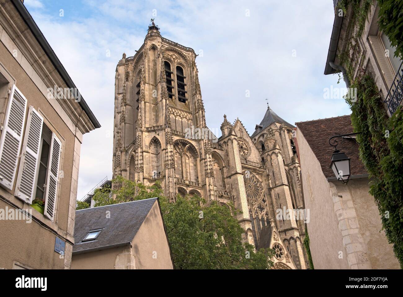 Cathédrale Saint-Étienne vue de la rue porte Jaune, Bourges, département du  cher, province de Berry, région Centre-Val de Loire, France Photo Stock -  Alamy