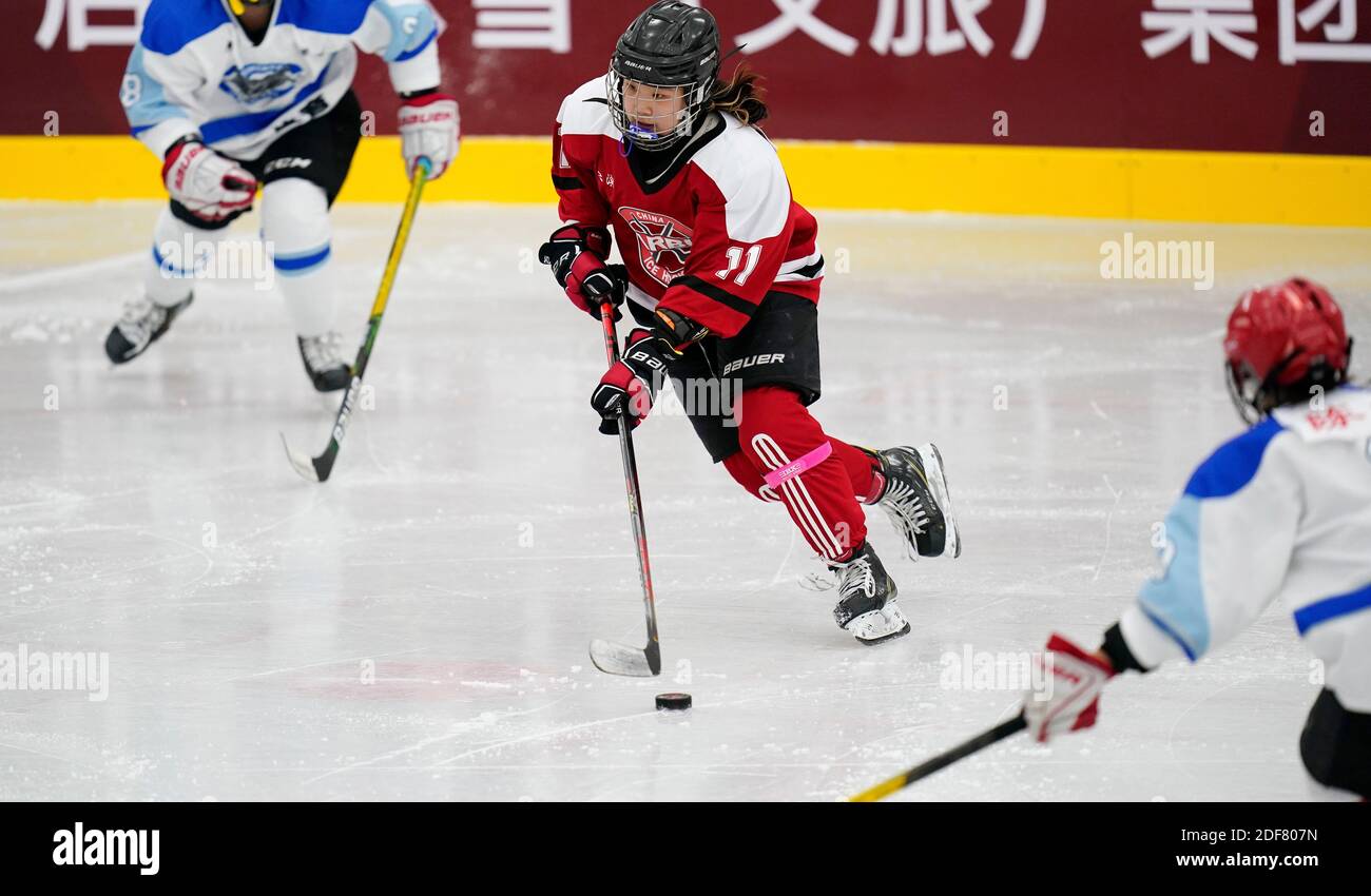 Tengchong, province chinoise du Yunnan. 3 décembre 2020. Yang Ke'er (C) de l'équipe Harbin traverse pendant le match féminin UNE équipe de Harbin et l'équipe de Hulun buir aux championnats nationaux de hockey sur glace à Tengchong, dans la province du Yunnan, dans le sud-ouest de la Chine, le 3 décembre 2020. Crédit: Wang Peng/Xinhua/Alay Live News Banque D'Images