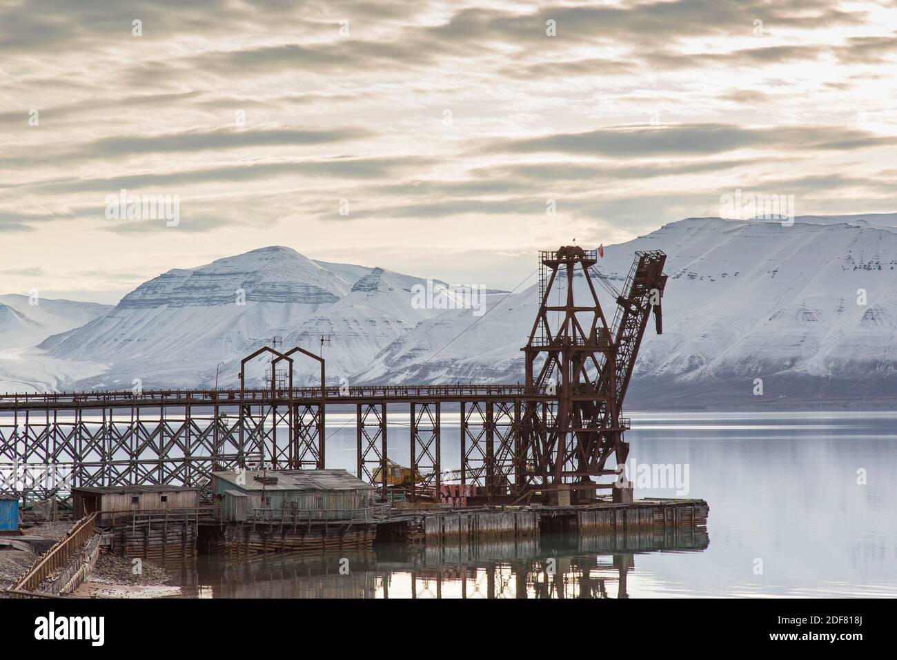 Grue de chargement de charbon dans le port de Pyramiden, site d'exploitation minière soviétique abandonné sur Svalbard / Spitsbergen Banque D'Images