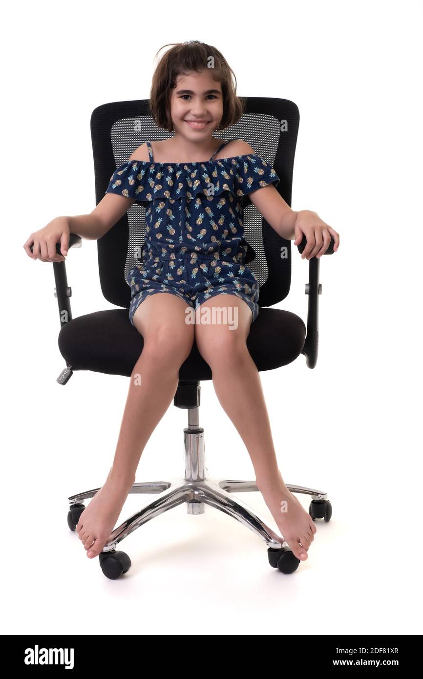 Jolie fille hispanique assise sur une chaise de bureau - isolée sur fond  blanc Photo Stock - Alamy