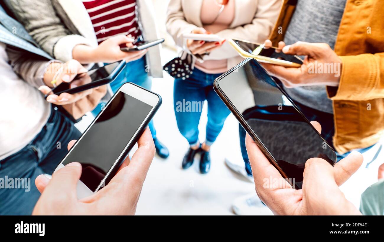 Gros plan sur les utilisateurs d'appareils mobiles intelligents - Détails de mains partageant des photos sur un réseau social avec un smartphone - Concept de technologie Banque D'Images