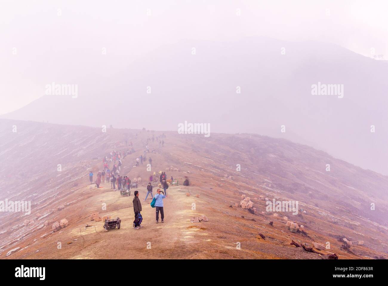 Randonneurs au cratère de Gunung Ijen à Banuwangi, Indonésie Banque D'Images