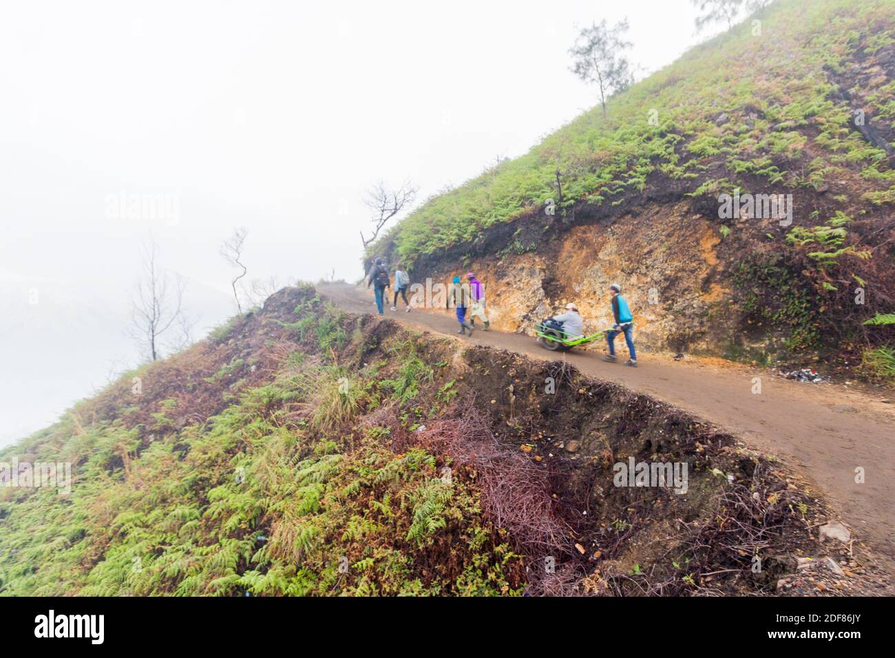 Randonneurs au sommet de Gunung Ijen à Banuwangi, Indonésie Banque D'Images