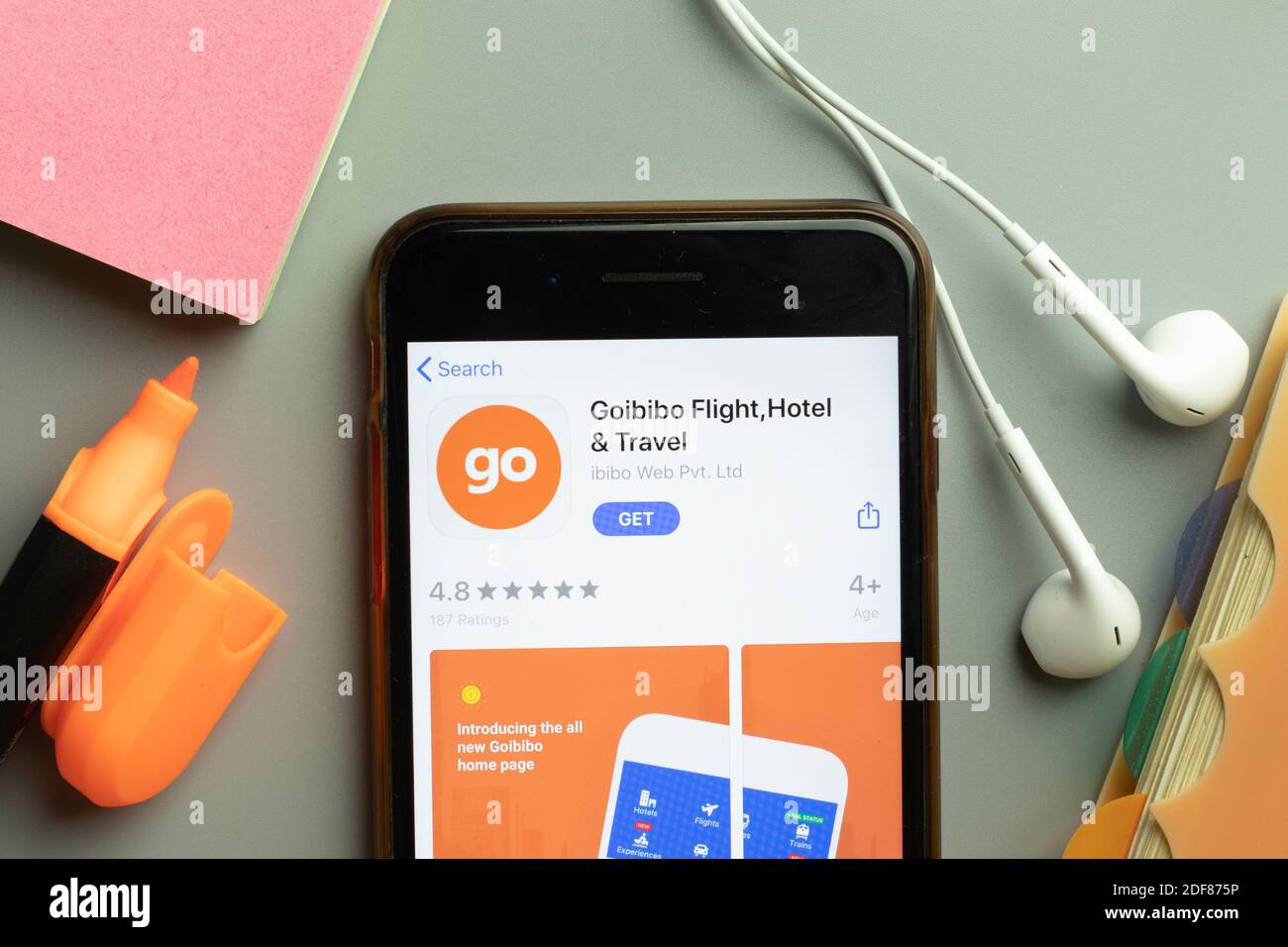 New York, Etats-Unis - 1er décembre 2020 : icône de l'application mobile Goibibo sur l'écran du téléphone vue du dessus, Editorial. Banque D'Images