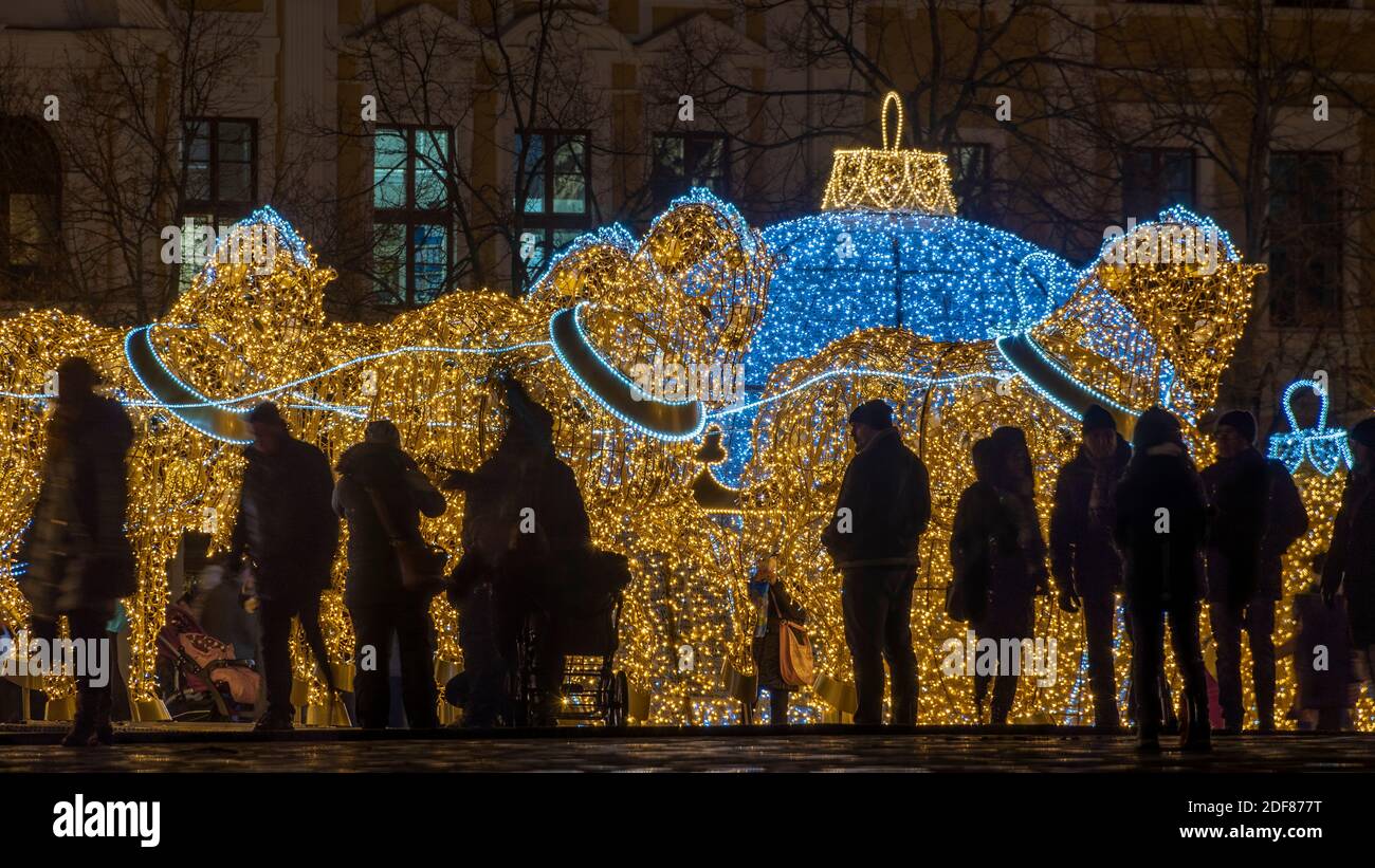 Magdebourg, Allemagne. 3 décembre 2020. Allemagne, Saxe-Anhalt, Magdebourg, malgré la pandémie de corona, des chevaux illuminés et des boules de Noël sur la place de la cathédrale créent une atmosphère de Noël. Le monde des lumières de Magdeburg doit rester installé jusqu'au 2 février 2021. Crédit: Mattis Kaminer/Alay Live News Banque D'Images