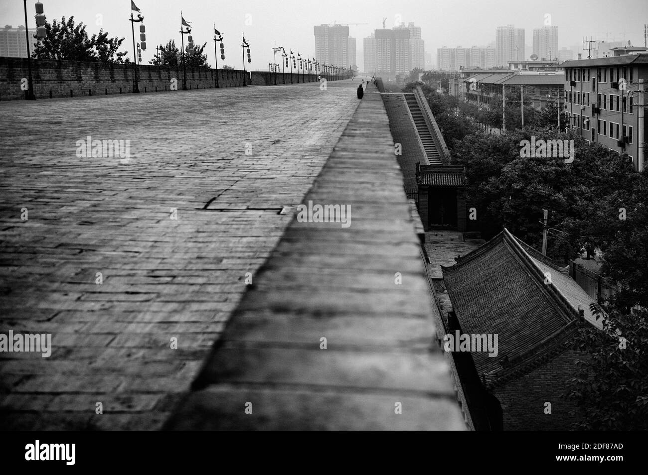 Sur les trottoirs pour piétons haut de fortification des murs de la ville de Xi'an, ville historique de Chine. Photographie noir et blanc. Banque D'Images