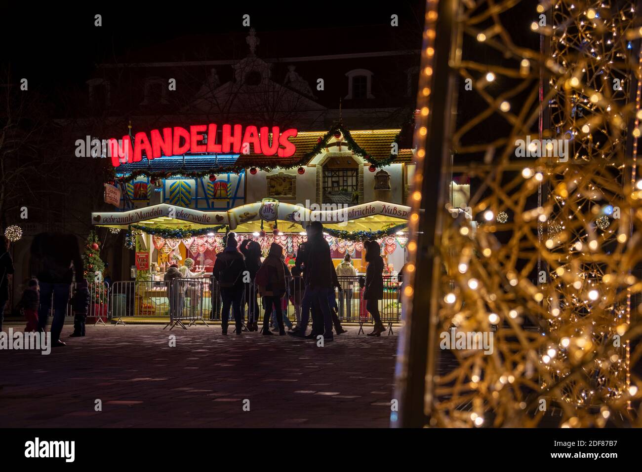 Magdebourg, Allemagne. 3 décembre 2020. Allemagne, Saxe-Anhalt, Magdebourg, malgré la pandémie de corona, des chevaux illuminés et des boules de Noël sur la place de la cathédrale créent une atmosphère de Noël. Le monde des lumières de Magdeburg doit rester installé jusqu'au 2 février 2021. Crédit: Mattis Kaminer/Alay Live News Banque D'Images