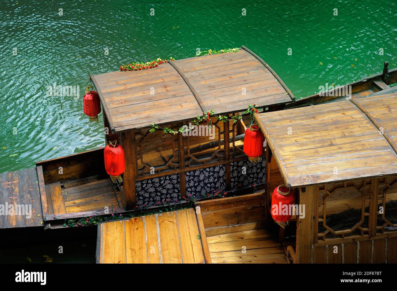 Gondoles attendent les touristes chinois à Suzhou (la Venise de l'Est) le plus populaire de l'eau villes près de Shanghai. De nombreux visiteurs viennent ici pour Banque D'Images