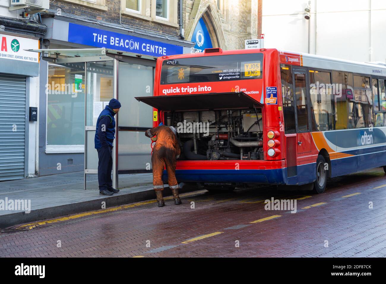 Bus de stagecoach en panne avec mécanicien en présence, ashford, kent, royaume-uni Banque D'Images