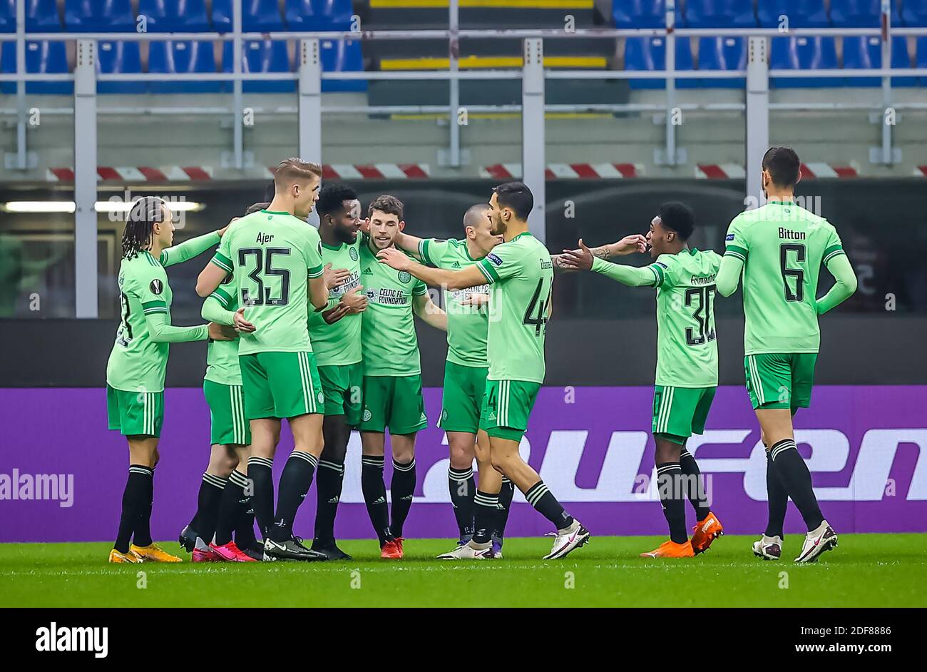 L'Odsonne Edouard du Celtic (quatrième à gauche) célèbre avec ses coéquipiers après avoir marquant le deuxième but de son équipe lors du match de l'UEFA Europa League Group H au stade San Siro, à Milan. Banque D'Images