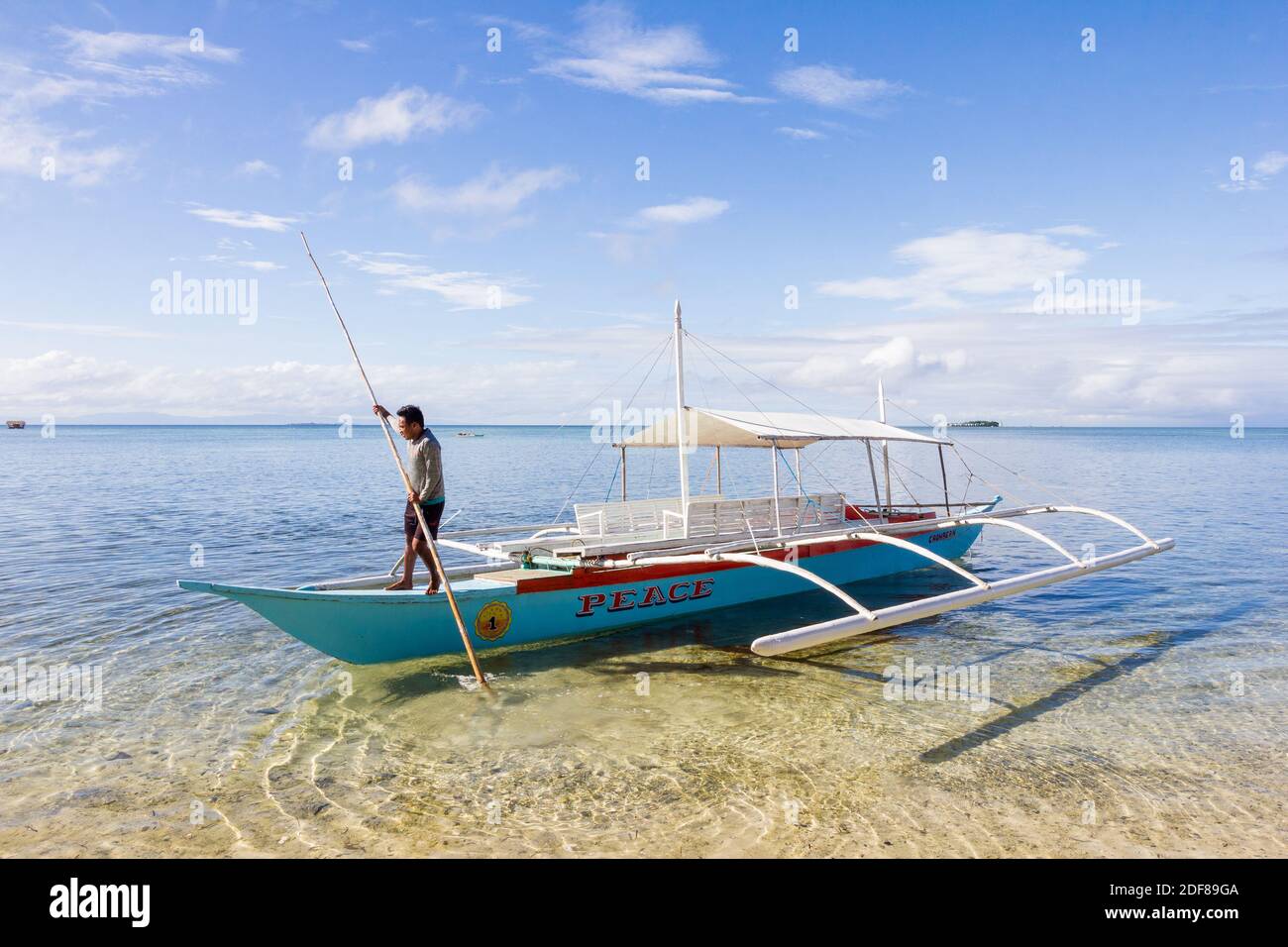 Un boatman se trouvant à terre à l'île Caohagan, Cebu, Philippines Banque D'Images