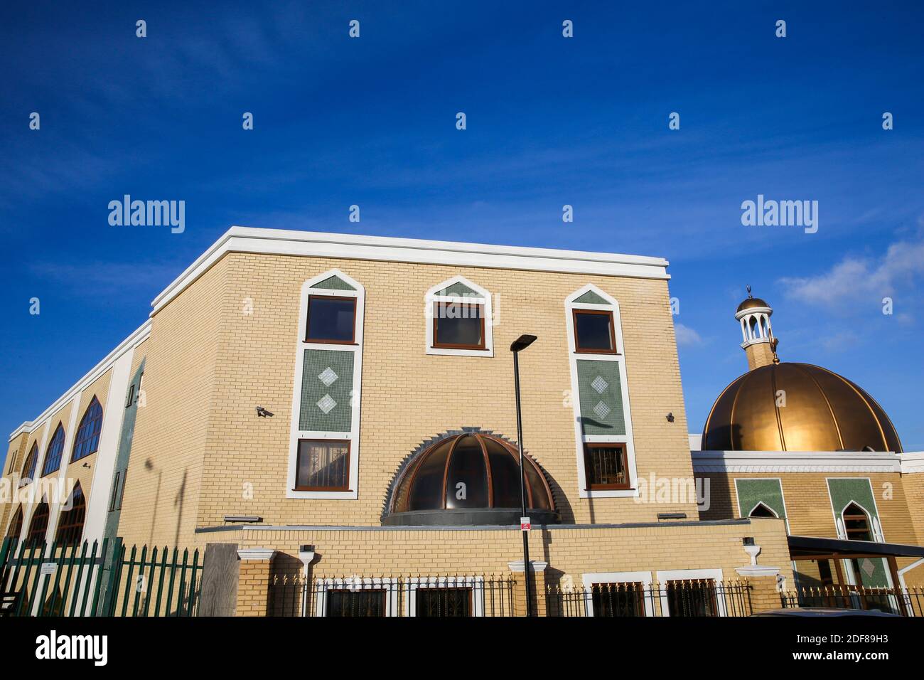 Une vue extérieure de la Société culturelle islamique de Londres et de la mosquée également connue sous le nom de Wightman Road Mosque dans le nord de Londres. Banque D'Images