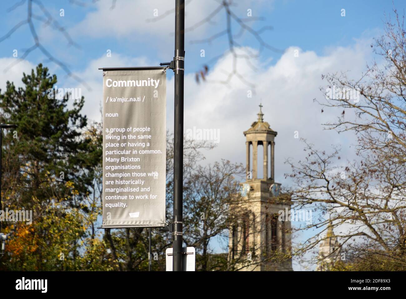 Un panneau présentant une définition de «communauté» installé pour la campagne DE bannière DE L'OFFRE de lampadaire, chemin EFFRA, Brixton, Londres Banque D'Images