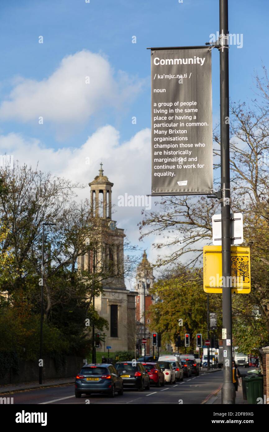 Un panneau présentant une définition de «communauté» installé pour la campagne DE bannière DE L'OFFRE de lampadaire, chemin EFFRA, Brixton, Londres Banque D'Images