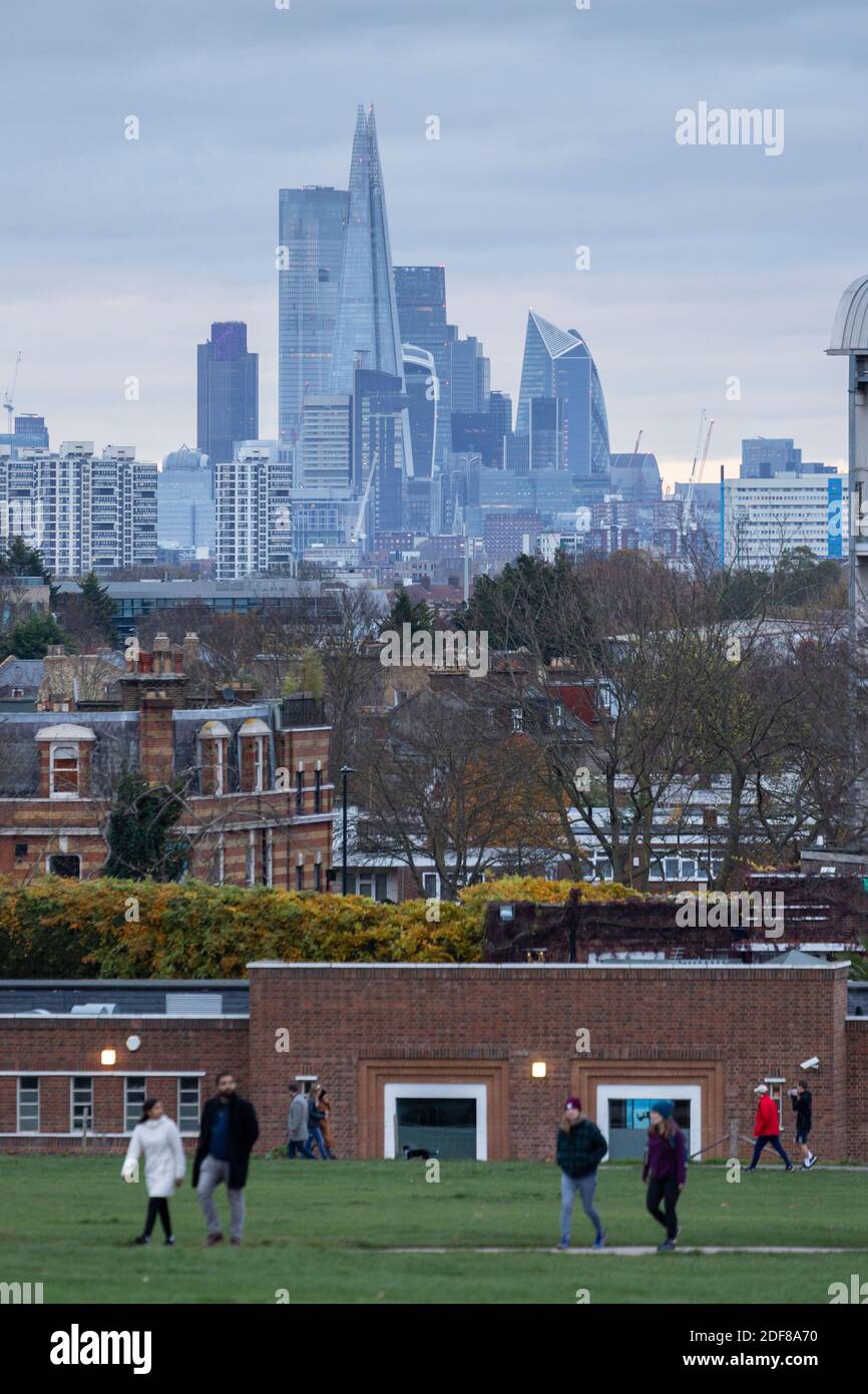 Les gens qui marchent à Brockwell Park avec le Brockwell Lido et le paysage urbain de Londres en arrière-plan, Londres Banque D'Images