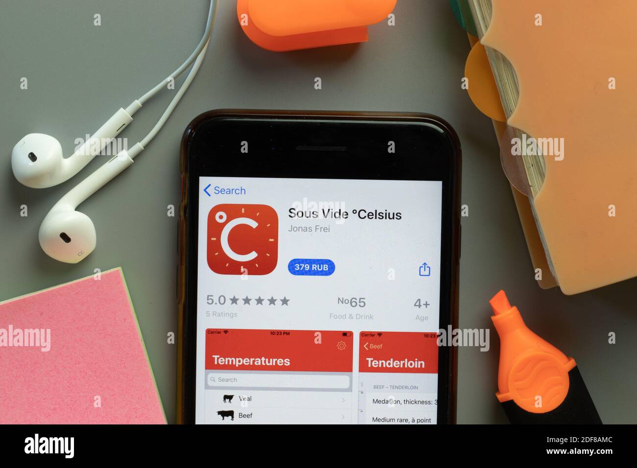 New York, Etats-Unis - 1er décembre 2020 : icône de l'application mobile sous vide Celsius sur l'écran du téléphone, vue de dessus, Editorial. Banque D'Images