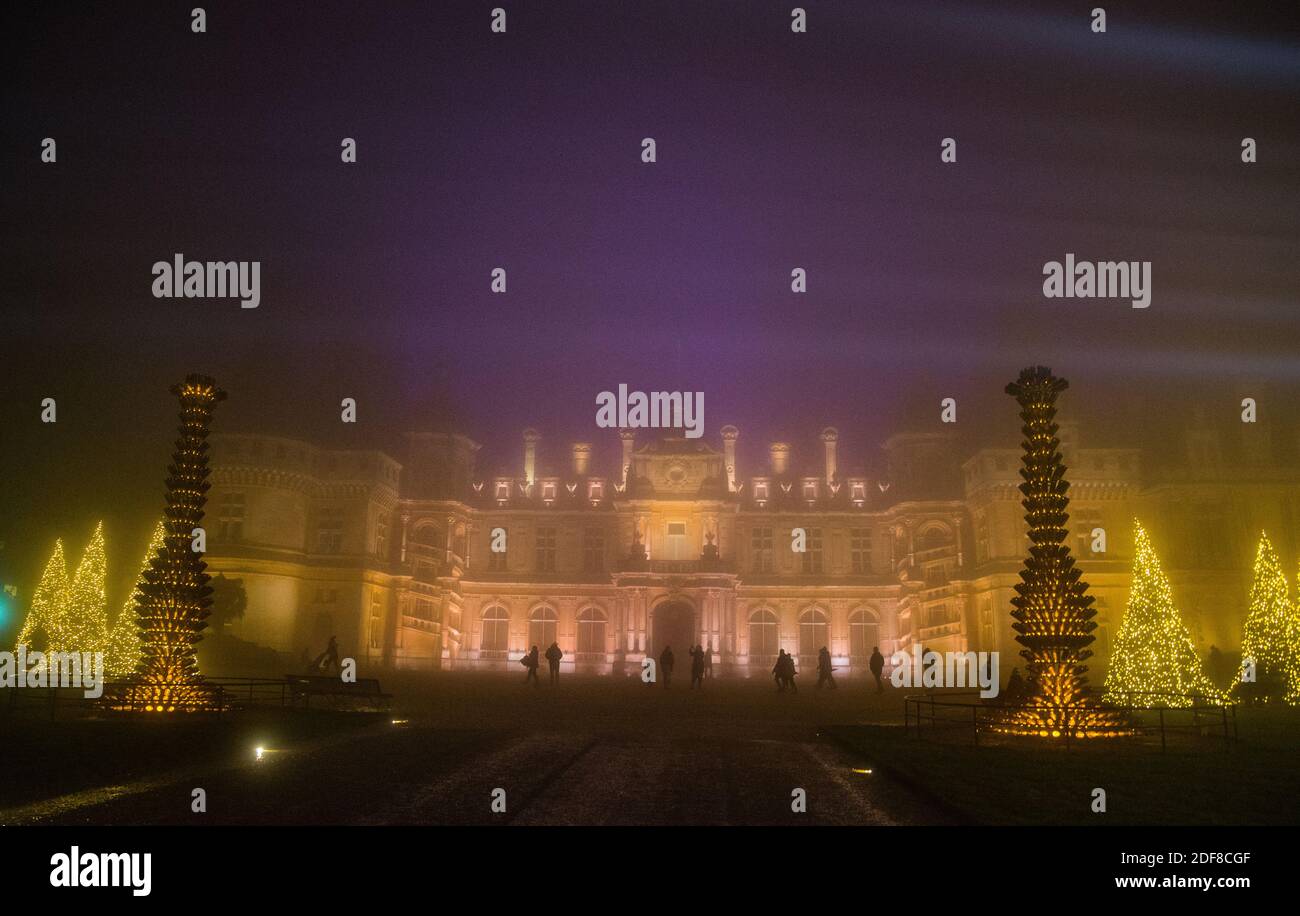 Buckinghamshire, Aylesbury 03 décembre 2020 Noël à Waddesdon est de retour pour 2020 avec des lumières magiques. Les premiers visiteurs ont pu profiter des jardins à la lumière, en utilisant une variété d'effets de pointe, combinés à une installation d'éclairage sur mesure. Ils ont également été traités au spectacle de la façade du Manoir illuminé avec des lumières dansantes réglées à la musique. Xmas Cheers après une année difficile, pour toute la famille à profiter jusqu'au 31 janvier. Paul Quezada-Neiman/Alamy Live News Banque D'Images