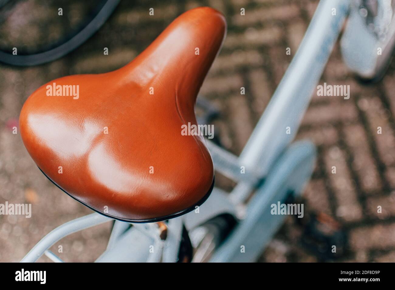 Selle De Vélo Ancienne En Cuir Marron - Marque Perache - Idéale Pour Déco Ou Restauration