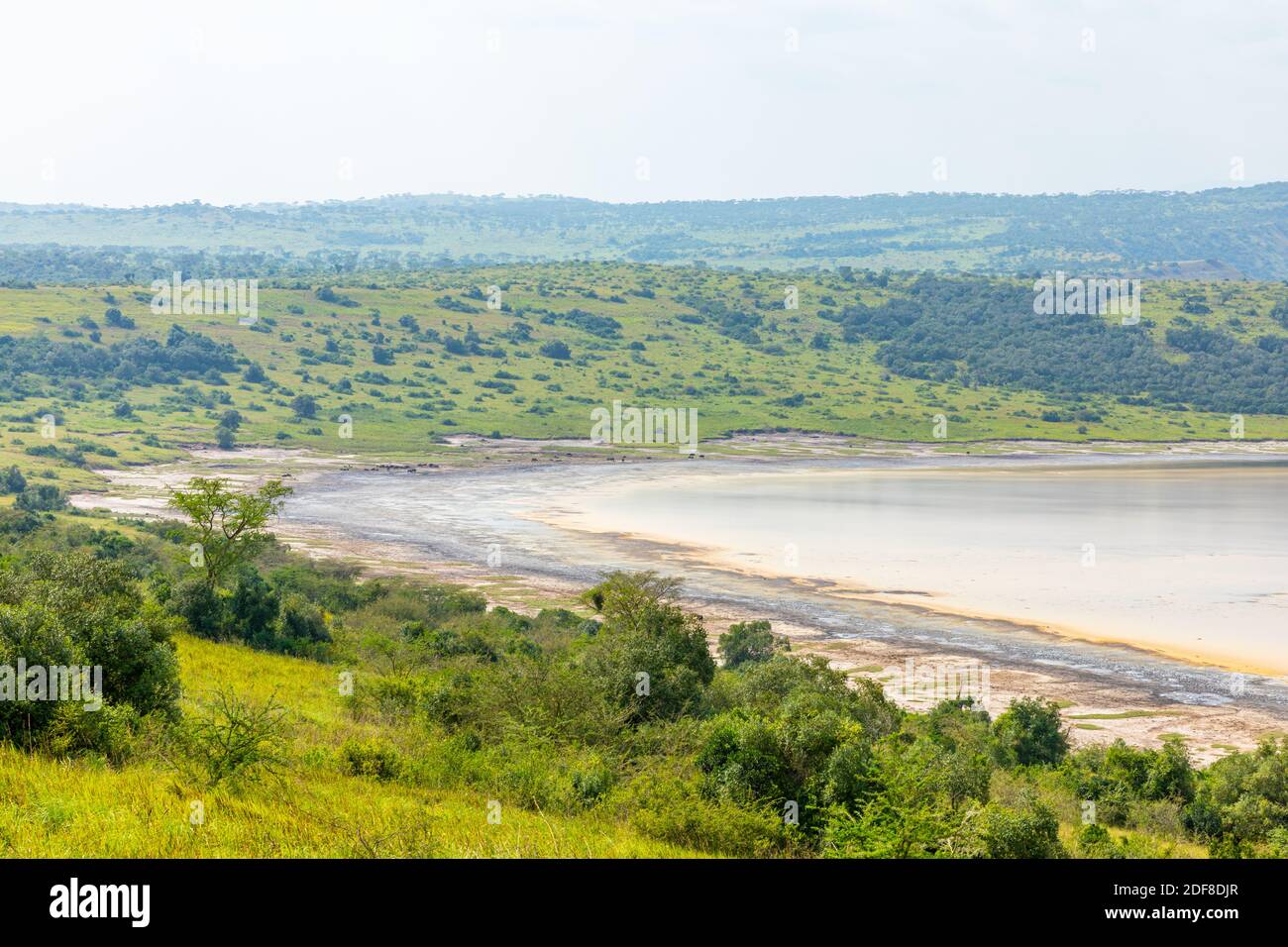 Vue sur un lac de cratère dans le parc national Queen Elizabeth en Ouganda. Banque D'Images