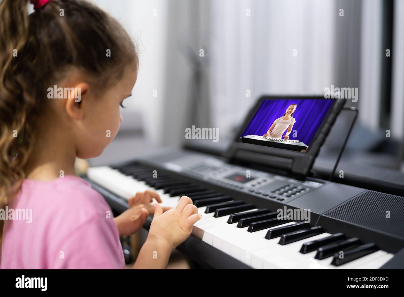 Musique Piano cours d'Internet à la maison. Étudier en ligne Banque D'Images