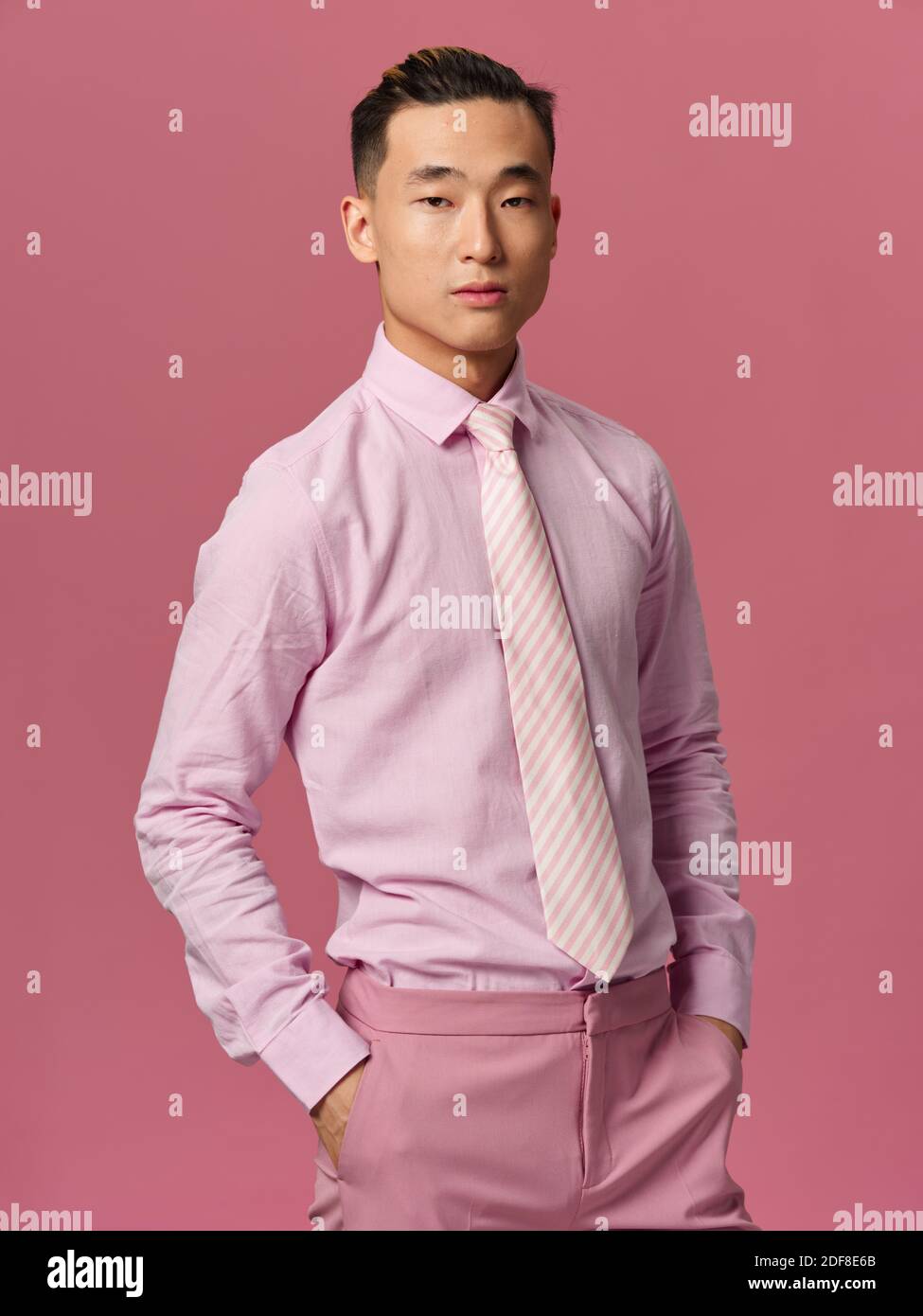 Homme d'aspect asiatique chemise avec cravate vêtements tendance studio  fond rose Photo Stock - Alamy