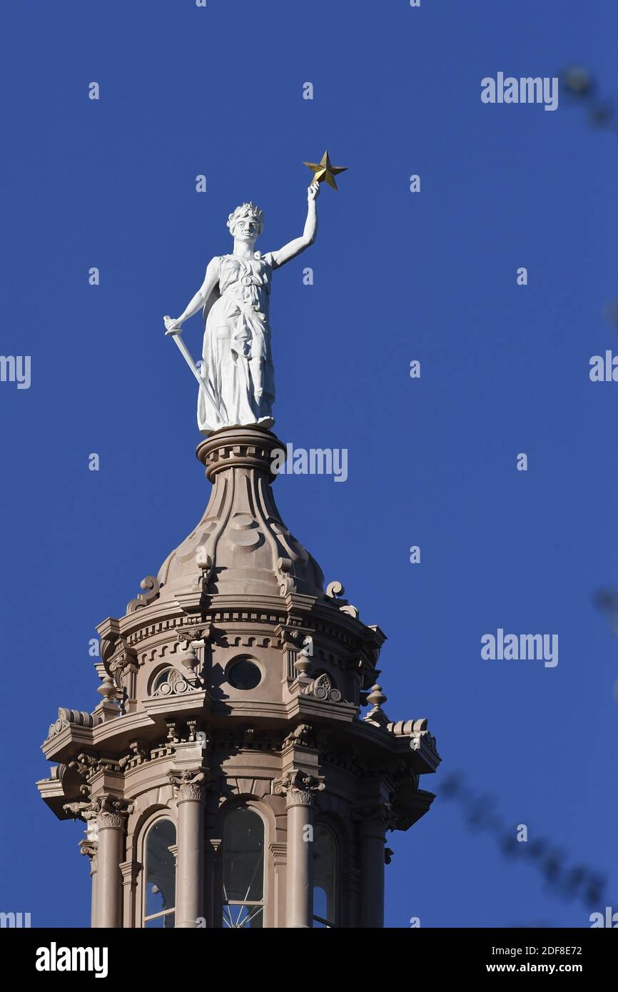 La Déesse de la liberté se trouve au sommet du capitole du Texas, dans le centre-ville d'Austin, le 30 octobre 2020. La statue mesure 16 pieds et a été créée en zinc par Elijah H. Myers, architecte comme élément de couronnement du capitole du Texas en 1881. Banque D'Images