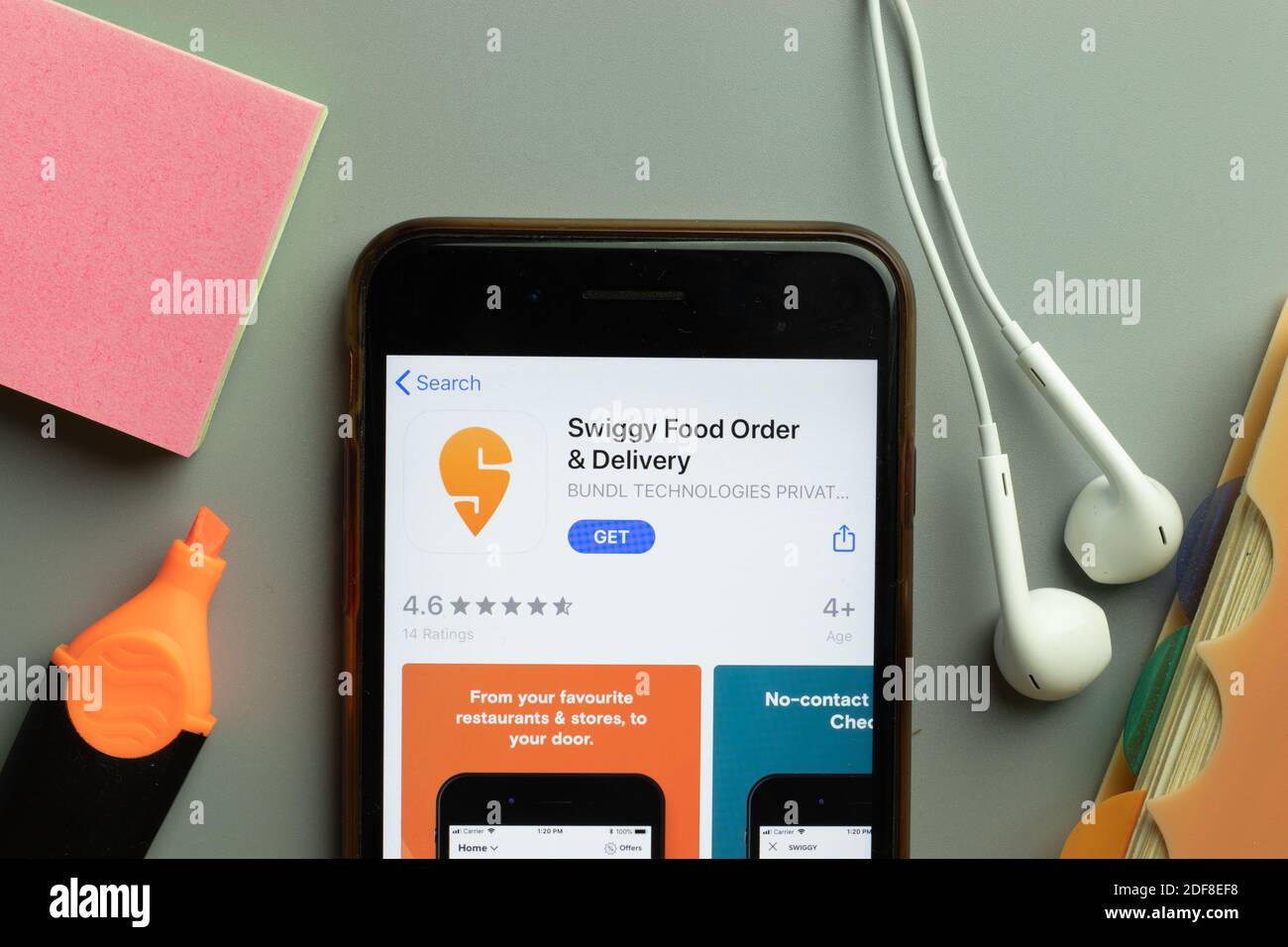 New York, Etats-Unis - 1er décembre 2020 : icône de l'application mobile Swiggy Food Order Delivery sur l'écran du téléphone, vue de dessus, Editorial. Banque D'Images