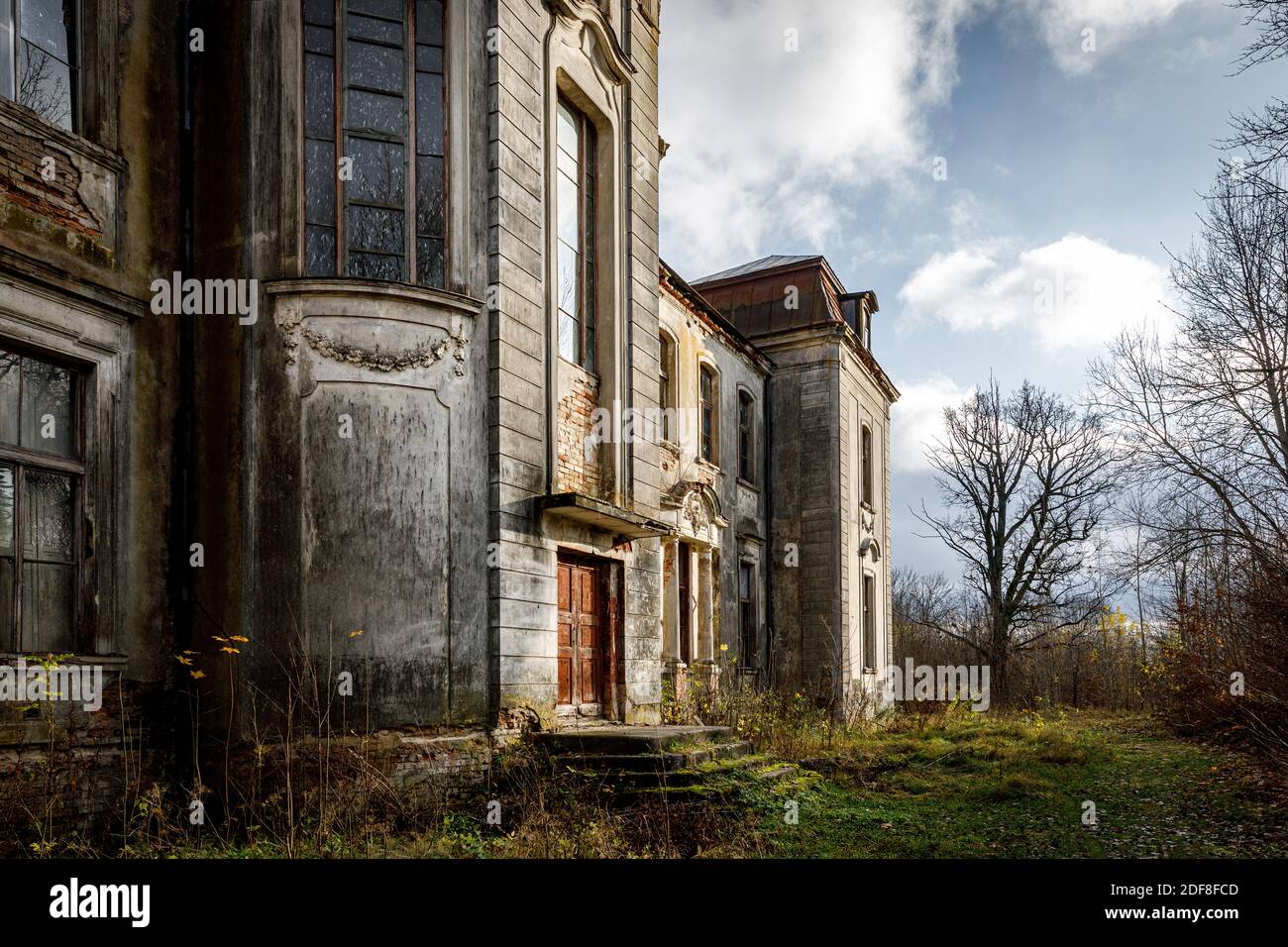 Ancien palais abandonné, manoir dans la forêt d'automne Banque D'Images