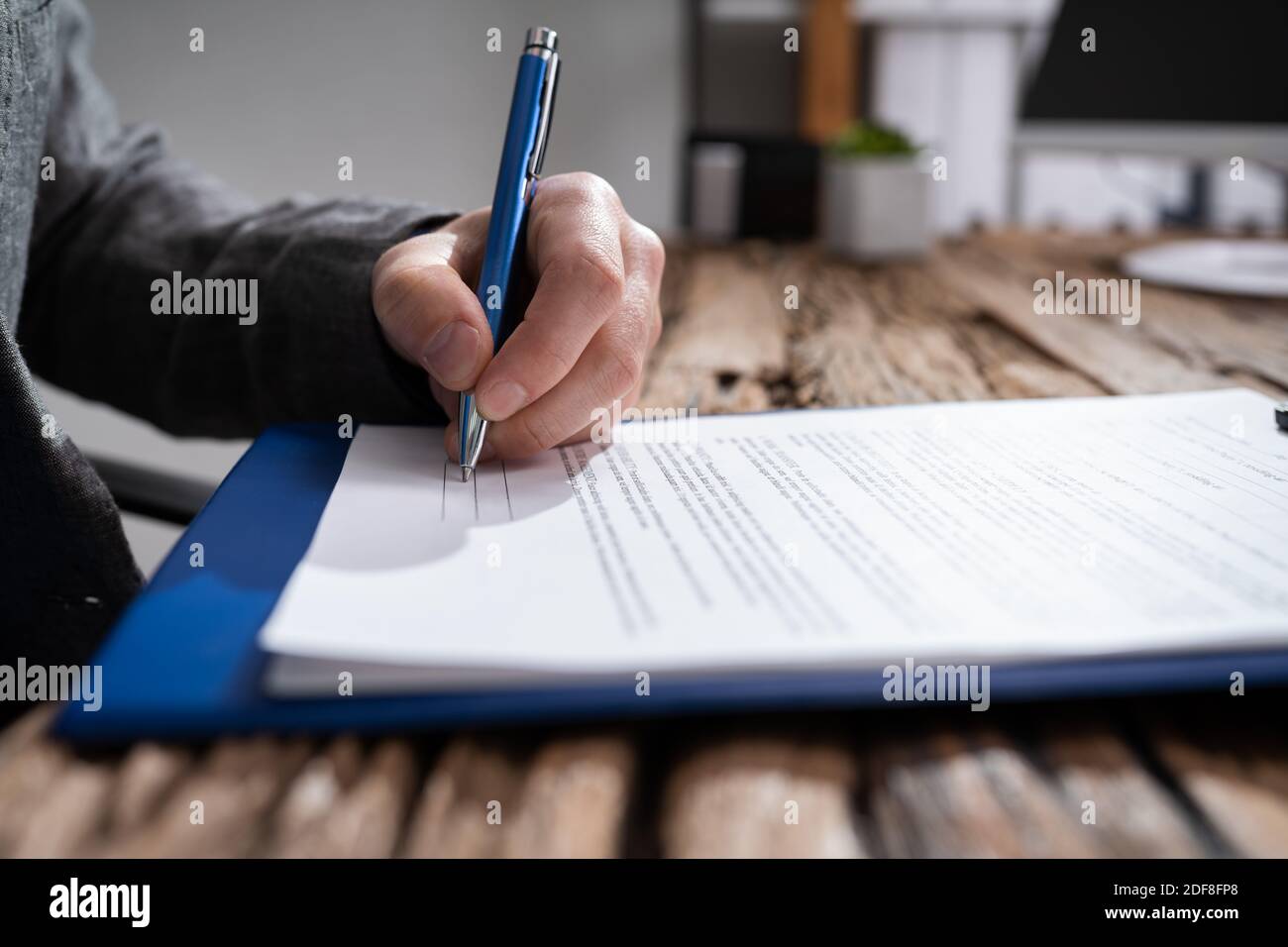 L'avocat signant le formulaire juridique ou l'avis du directeur Banque D'Images