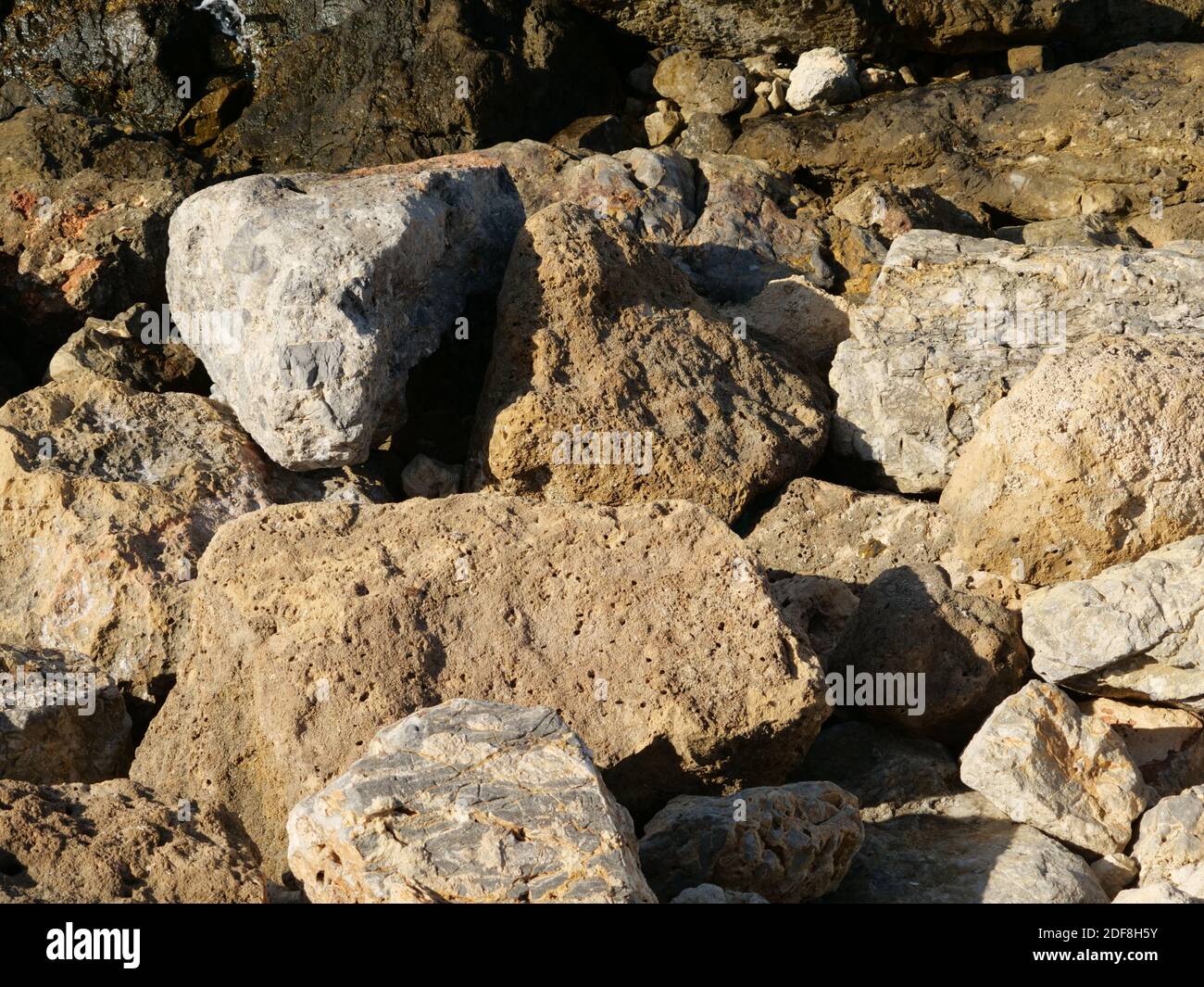 Un gros plan de formations rocheuses de différentes tailles Banque D'Images
