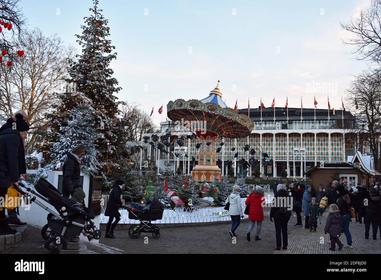 Jardins de Tivoli décorés d'arbres de Noël à Copenhague, Danemark. Salle de concert Tivoli et parc d'attractions avec une foule de visiteurs. Banque D'Images
