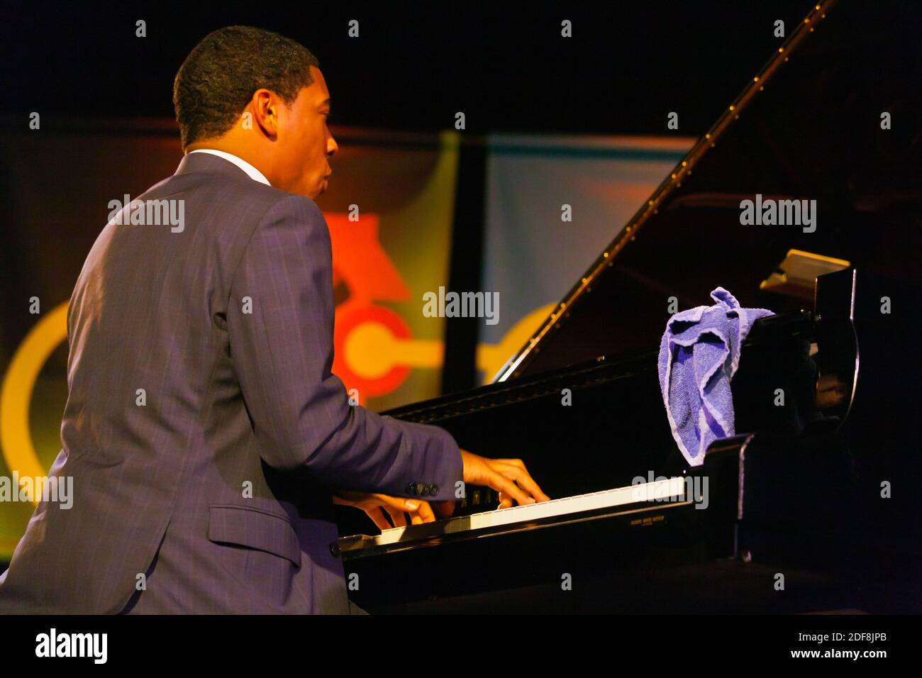 CHRISTIAN SANDS joue piano pour CHRISTIAN MCBRIDE à la discothèque au festival de jazz de Monterey Banque D'Images
