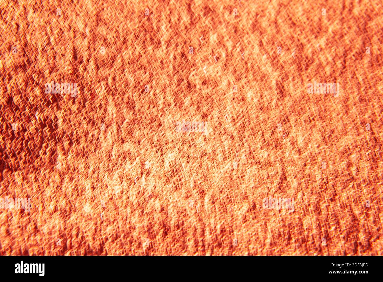 Arrière-plan rouge abstrait flou avec de nombreux bokeh colorés et lumineux. Texture avec espace de copie pour le texte. Célébration, concept de vacances. Horizon Banque D'Images