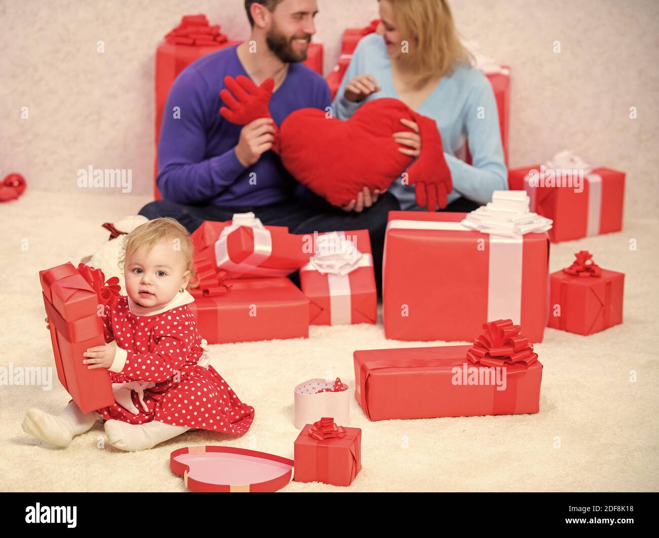 Celebrez La Fete Des Valentines Couple Amoureux De Bebe Tout Petit Celebrer Anniversaire Parentalite Attribuee Avec Amour Heureux D Etre Ensemble Valeurs De Famille Joie Et Bonheur D Amour Concept D Amour De Famille Photo Stock Celebrez La Fete Des Valentines Couple Amoureux De Bebe Tout Petit Celebrer Anniversaire Parentalite Attribuee Avec Amour Heureux D Etre Ensemble Valeurs De Famille Joie Et Bonheur D Amour Concept D Amour De Famille Photo Stock