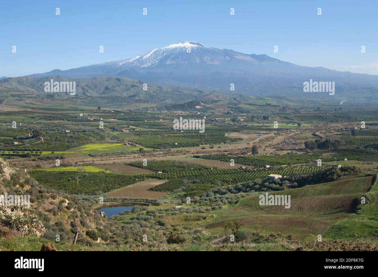 terre cultivée dans une belle vallée de l'interland sicilien Sous le majestueux volcan Etna Banque D'Images